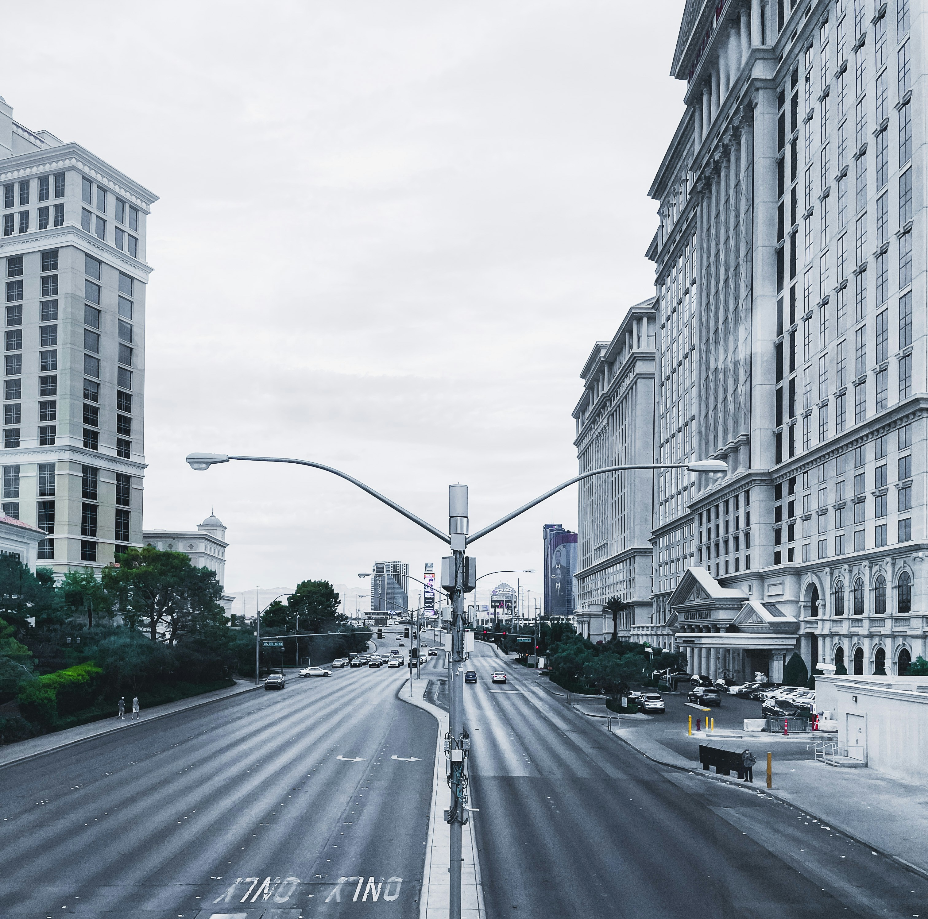 A city street with tall buildings photo – Free Las vegas Image on Unsplash