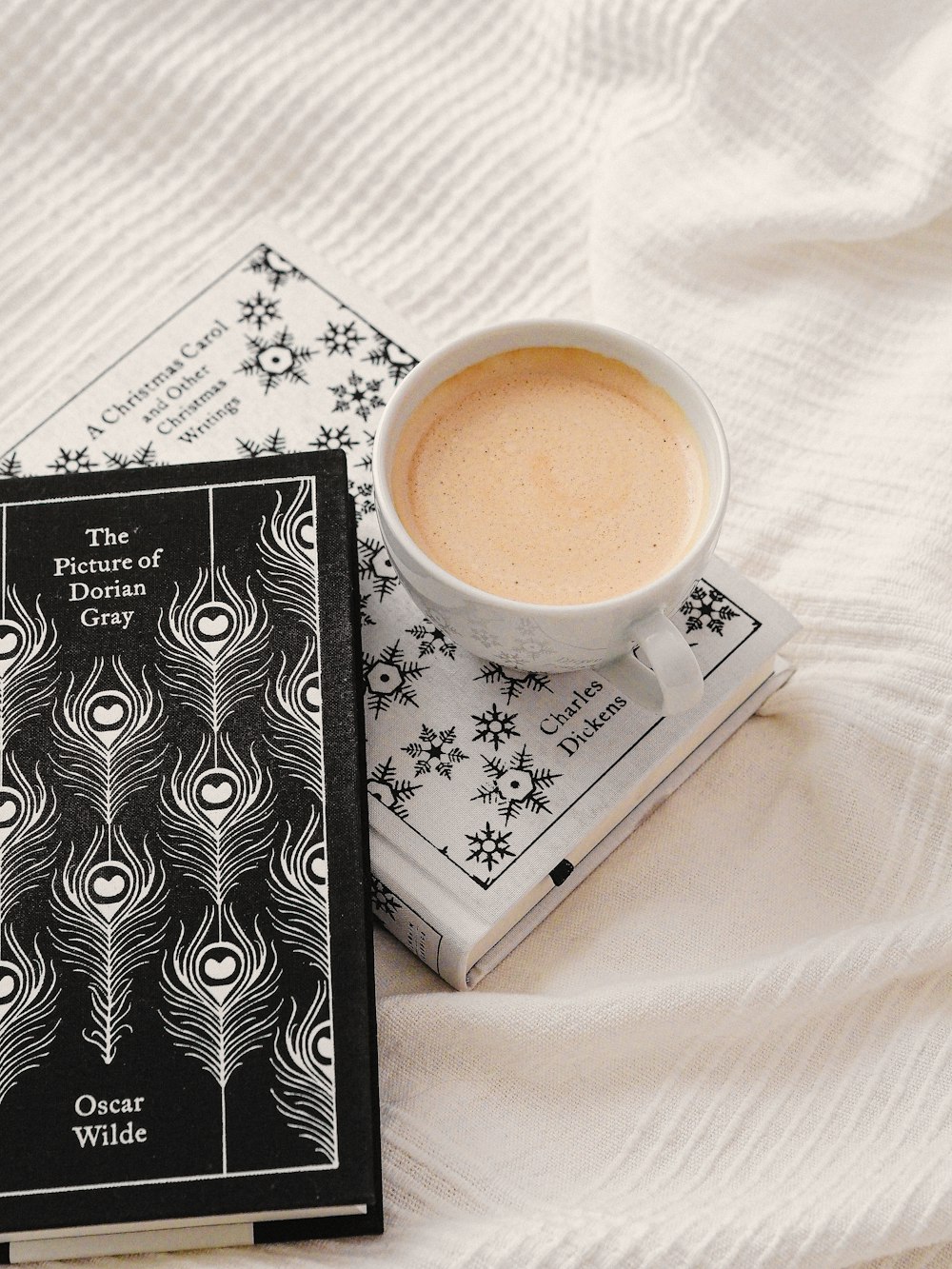 eine Tasse Kaffee und ein Buch