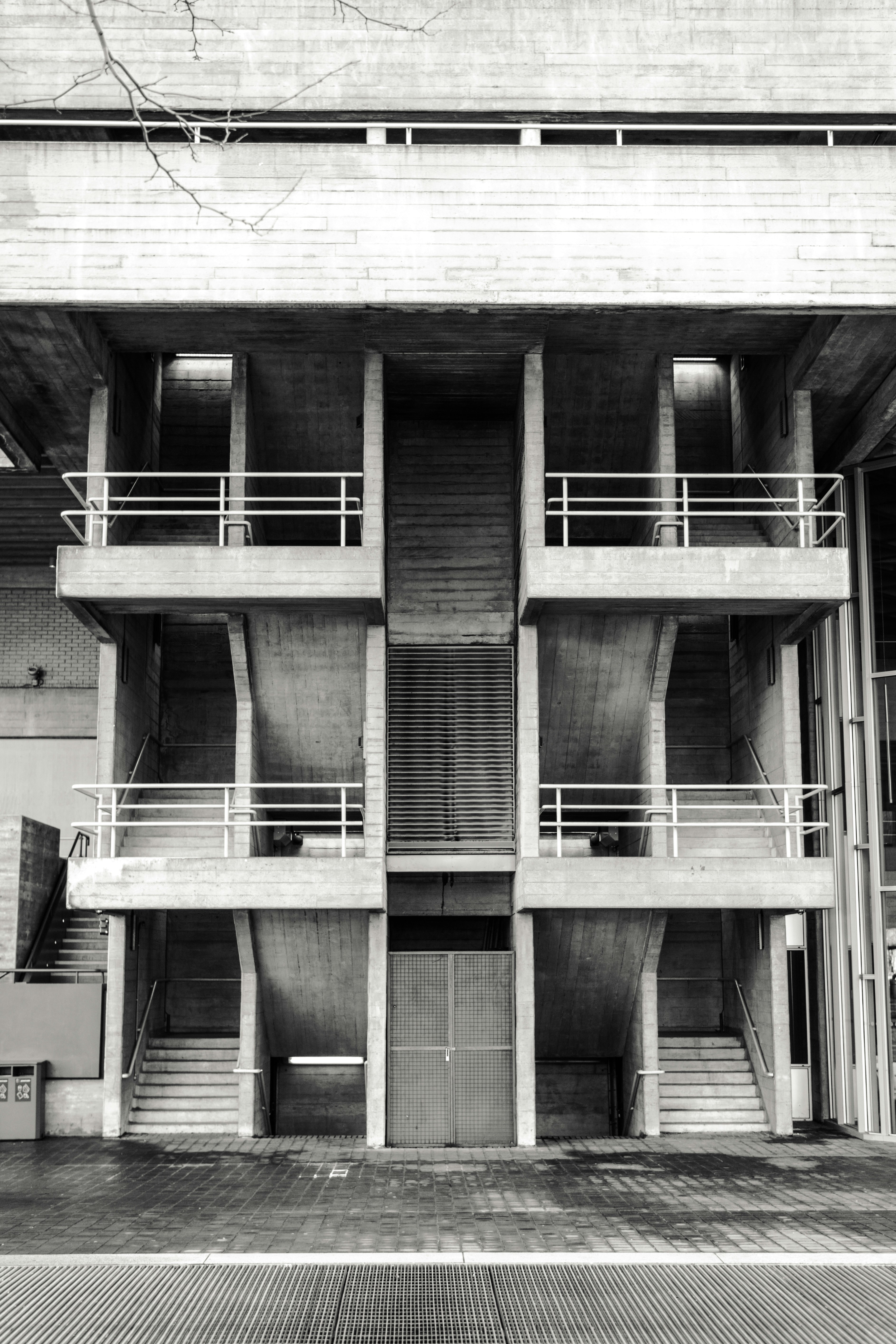 Photo by igorharrier