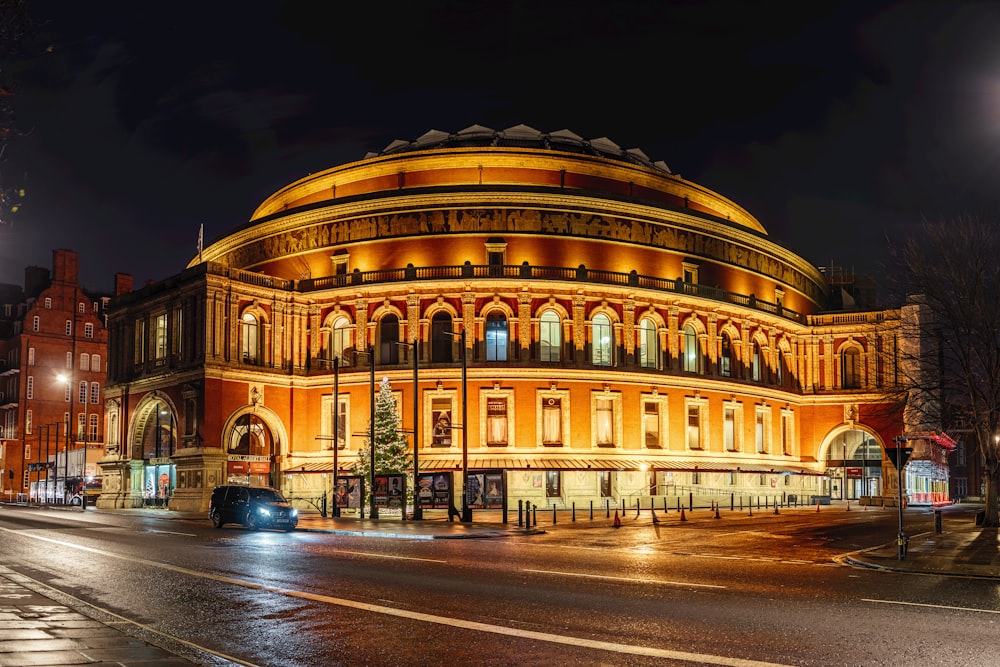 ein großes Gebäude mit einem Kuppeldach mit der Royal Albert Hall im Hintergrund