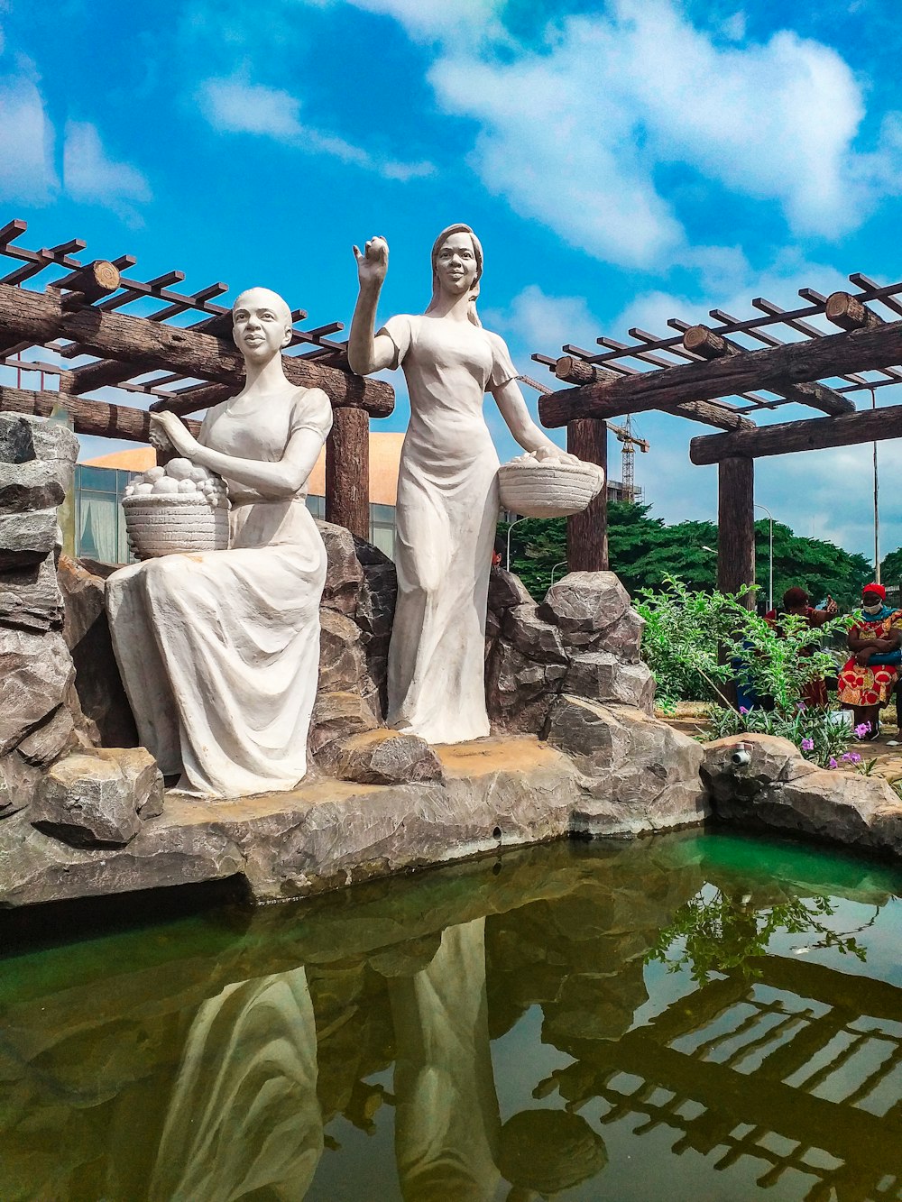 Ein paar Statuen an einem Teich