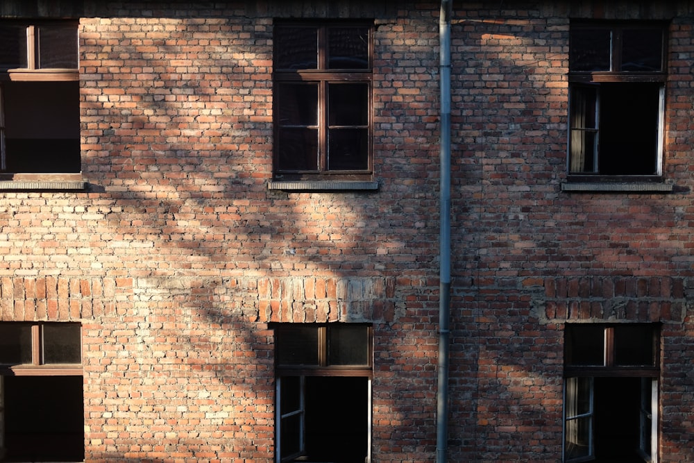 un edificio in mattoni con finestre