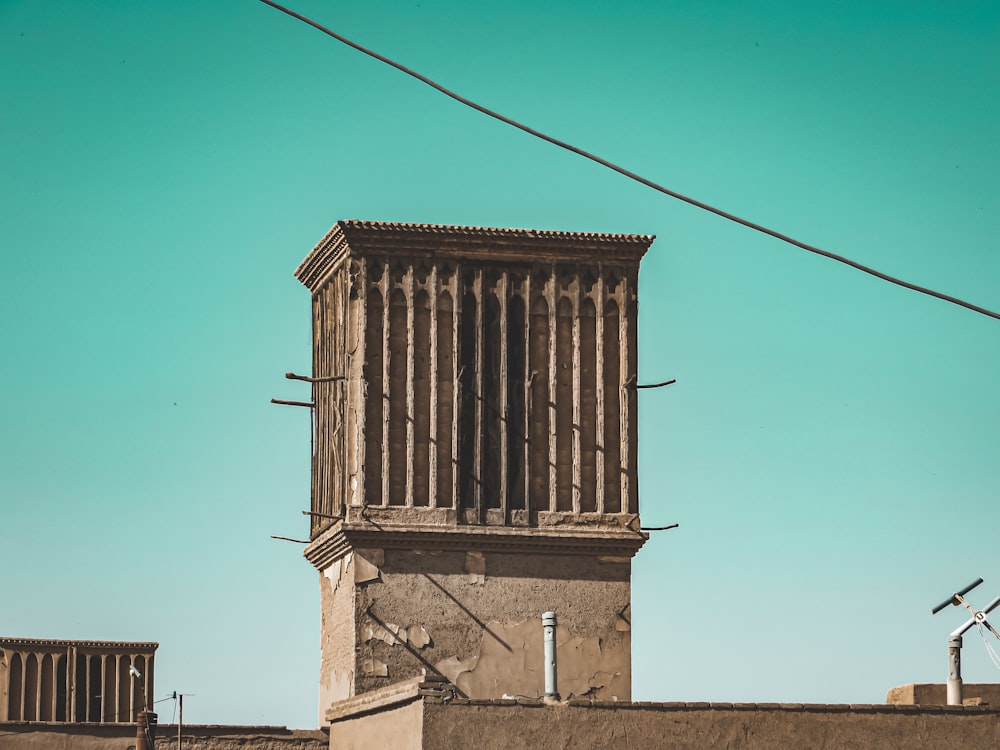 una torre con un cable en la parte superior