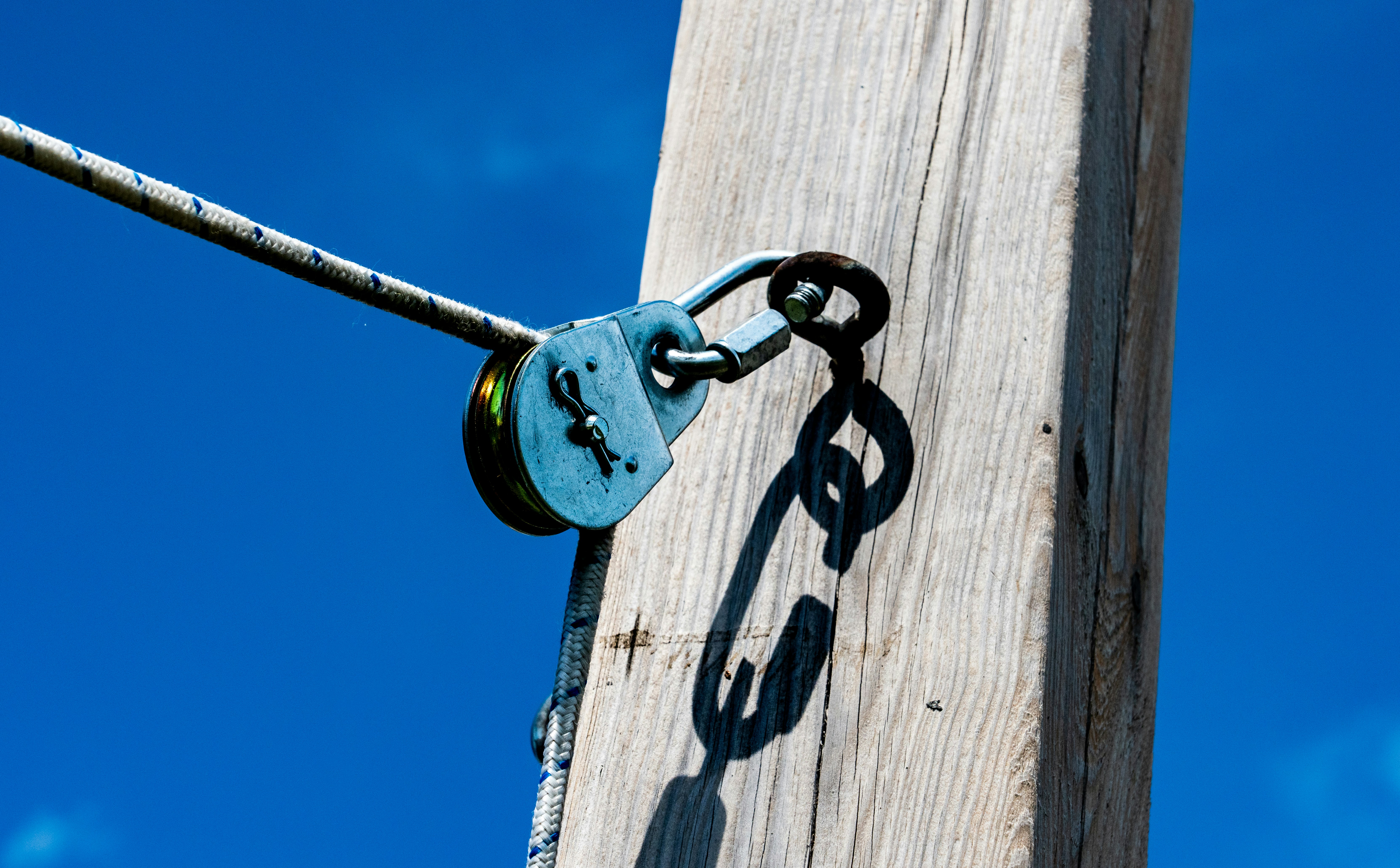 ein Türgriff aus Metall an einem Holzpfosten