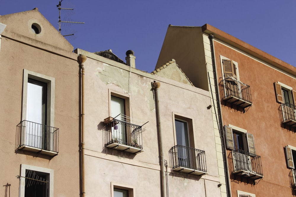 un edificio con finestre e balconi