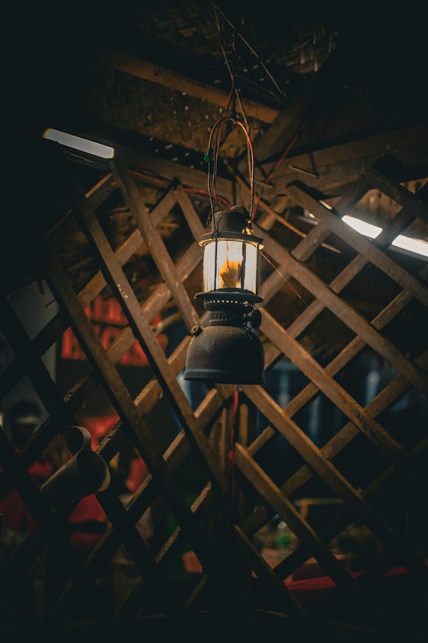 Intérieur sombre d'une grange abandonnée