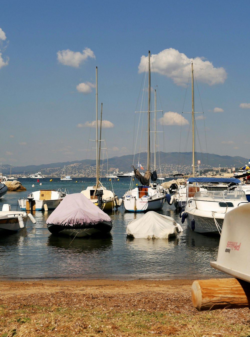 Un groupe de bateaux dans un port