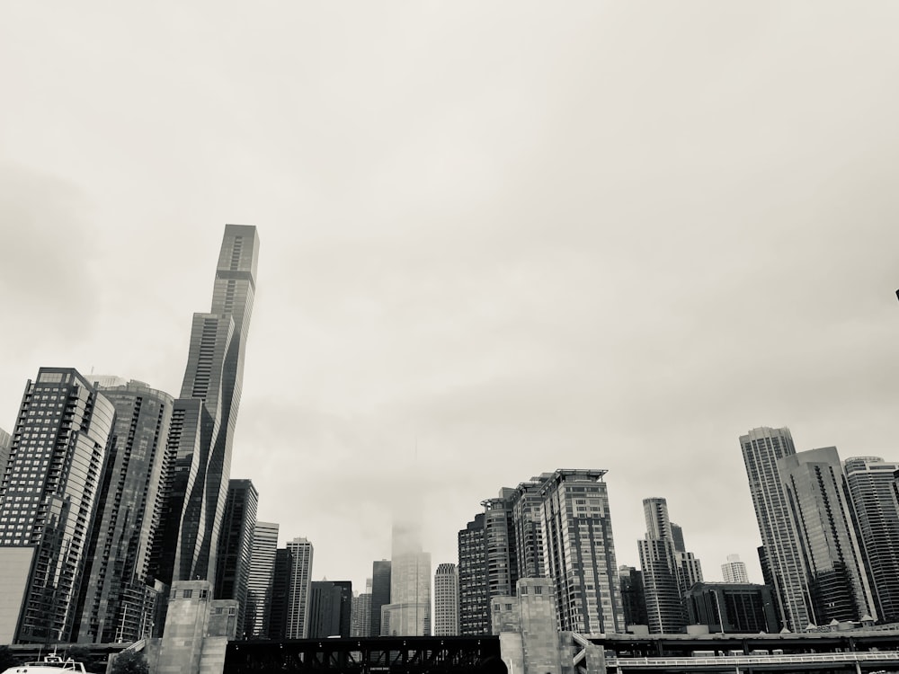 Un horizonte de la ciudad con un puente