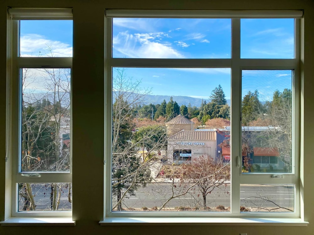 una ventana con árboles afuera