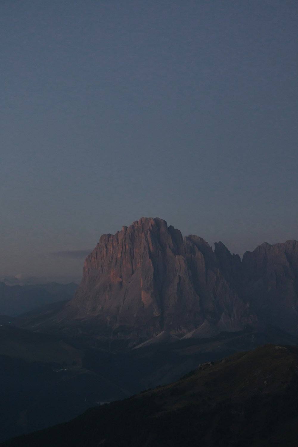 una montagna con una valle sottostante