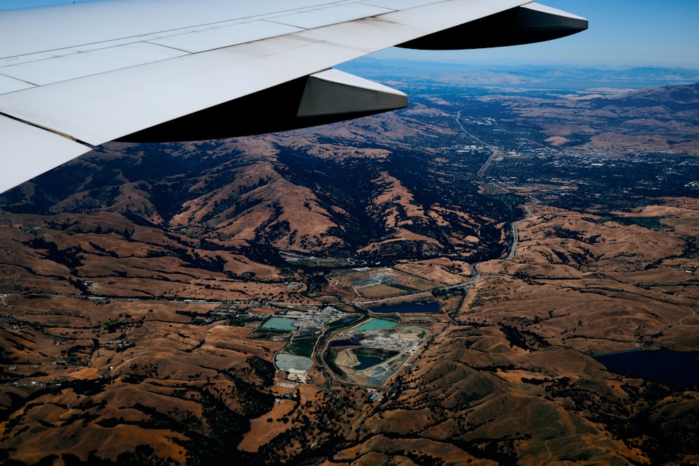 uma asa de avião sobre um rio