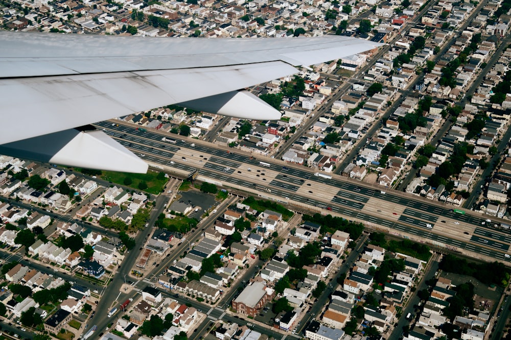 uma vista aérea de uma cidade