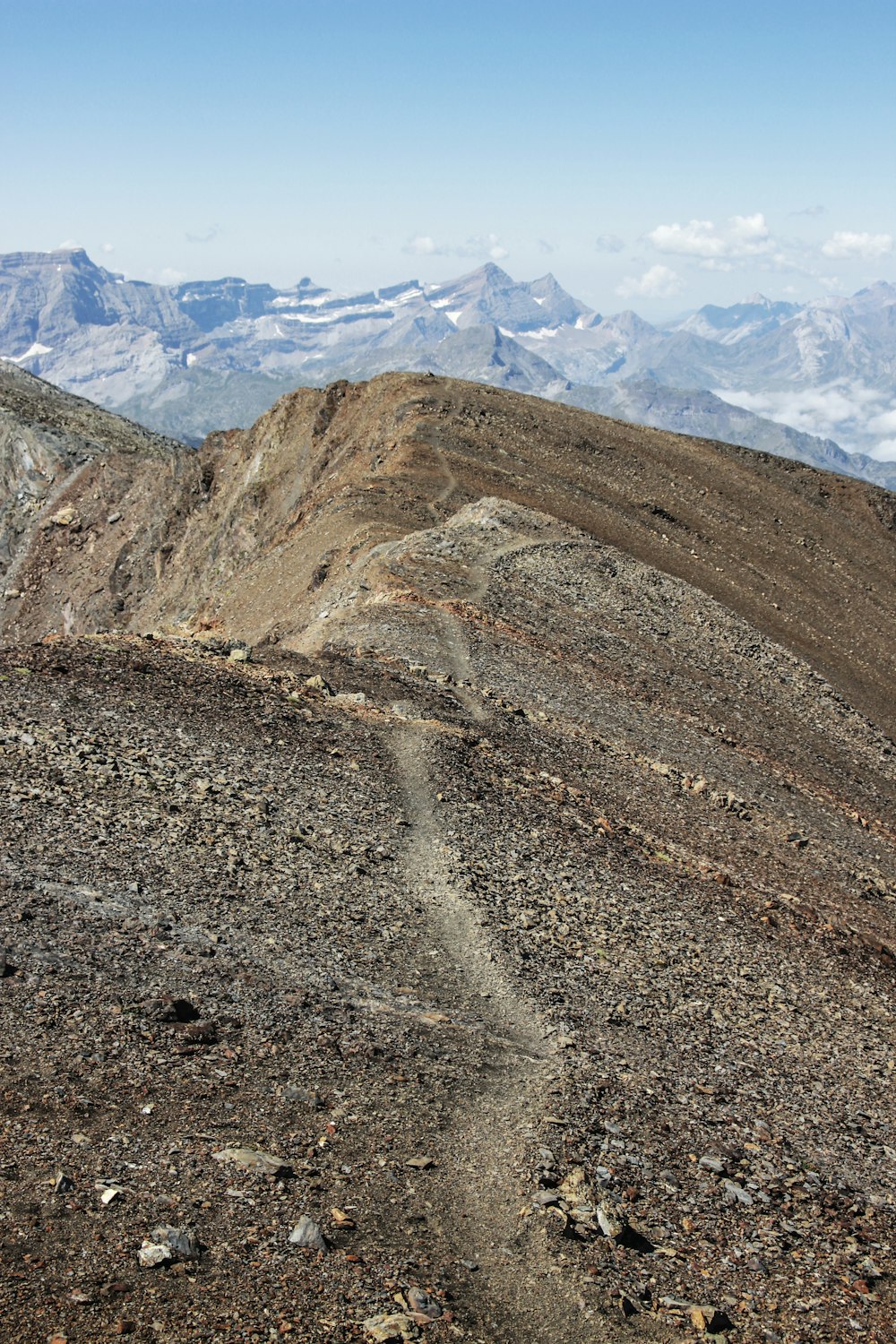 Una montaña rocosa con nieve