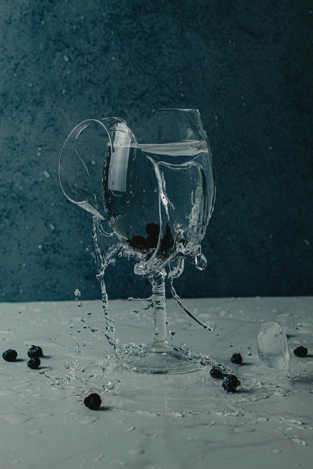 un vaso de agua con líquido negro