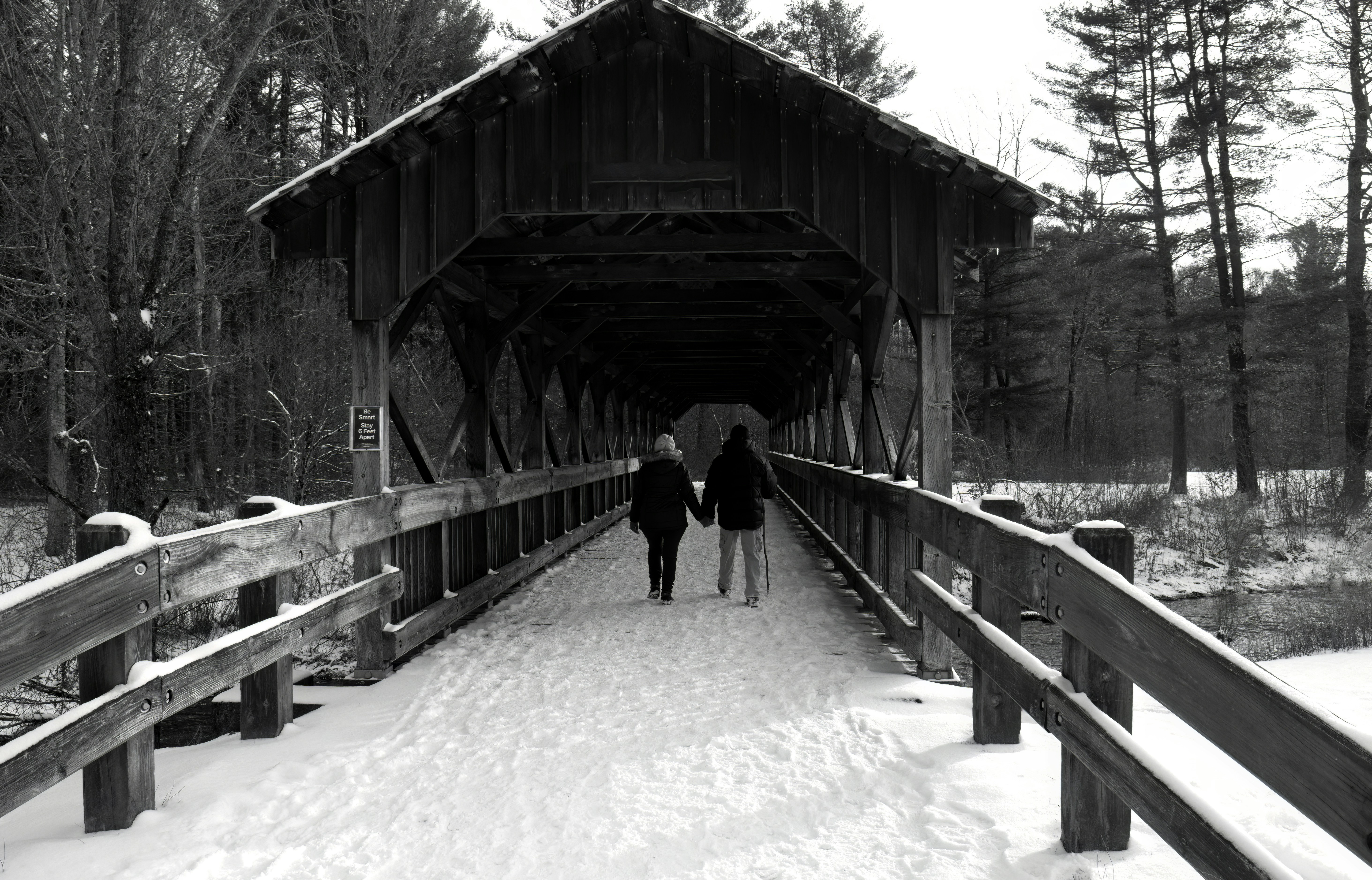 Un couple marchant sous un pont couvert