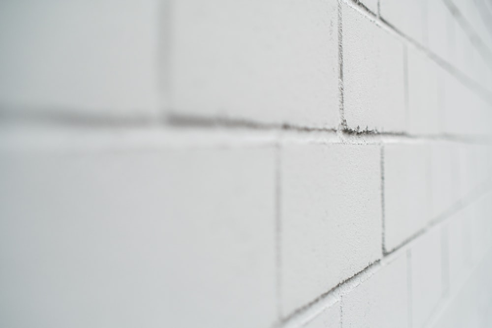 una pared blanca con un agujero