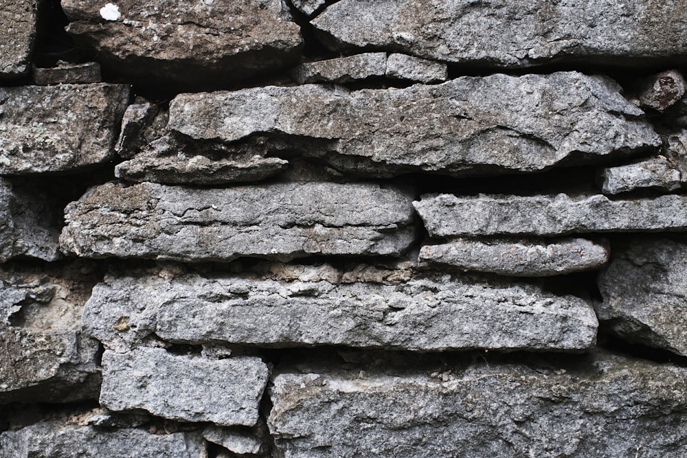 un mur de pierre avec un trou