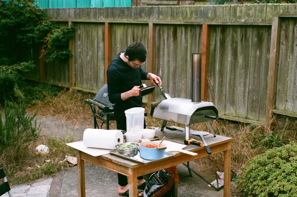 una persona cocinando afuera