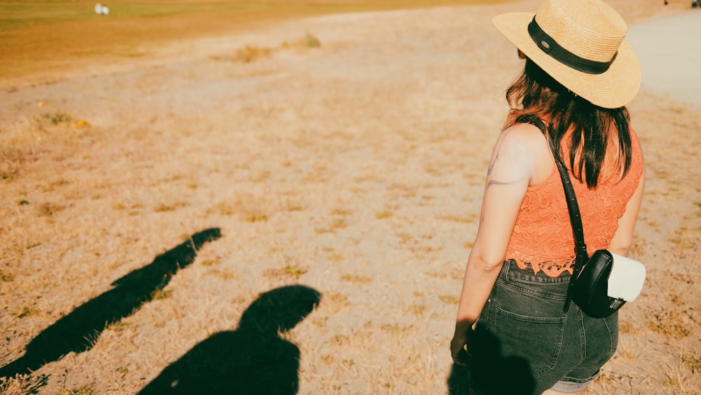 Eine Frau, die ein Herz in den Sand zeichnet