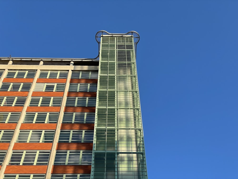 um edifício alto com uma frente de vidro