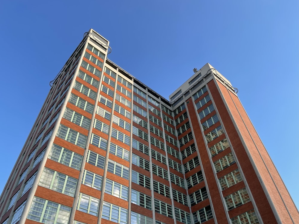 um edifício alto com muitas janelas