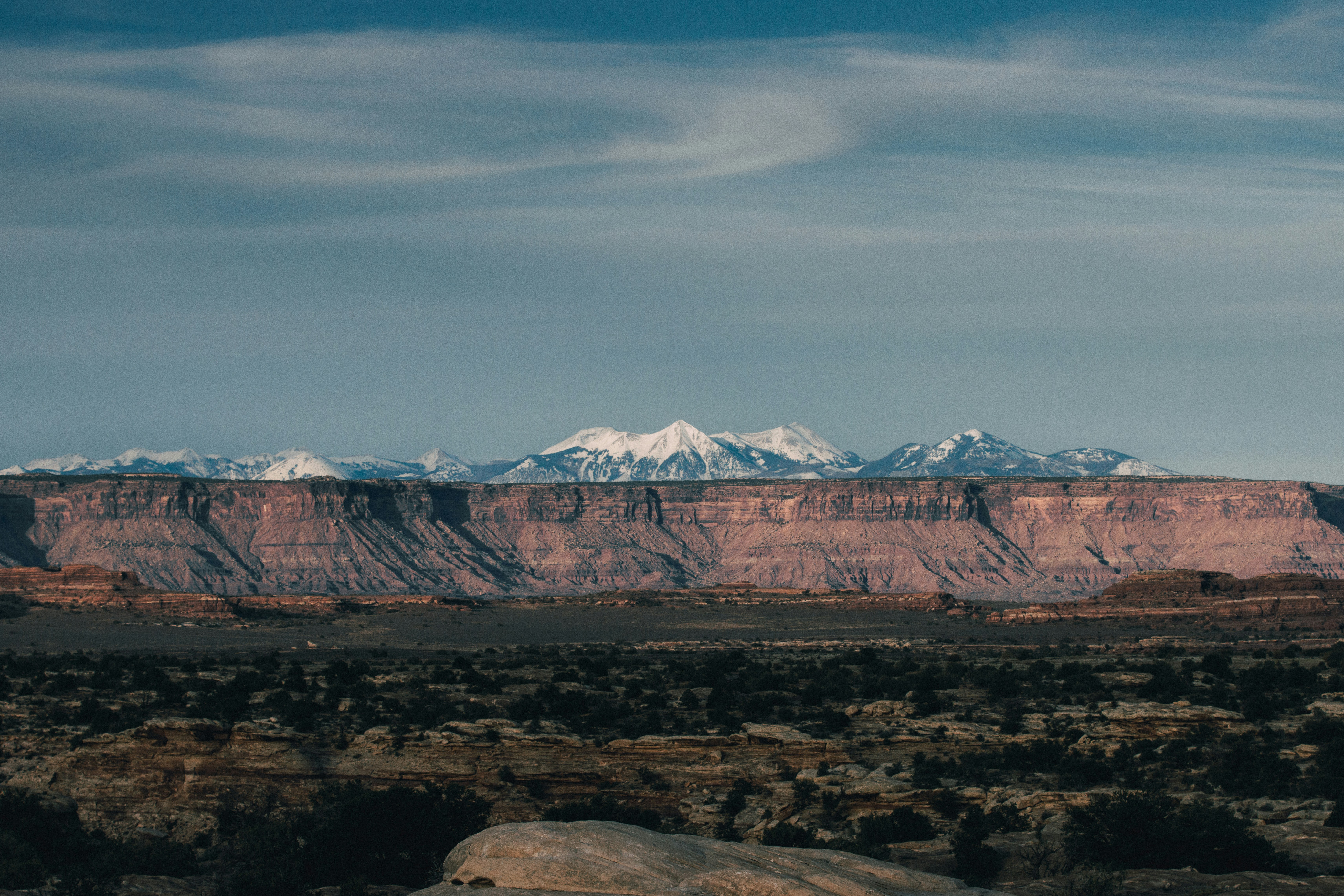 eine große Schlucht mit schneebedeckten Bergen