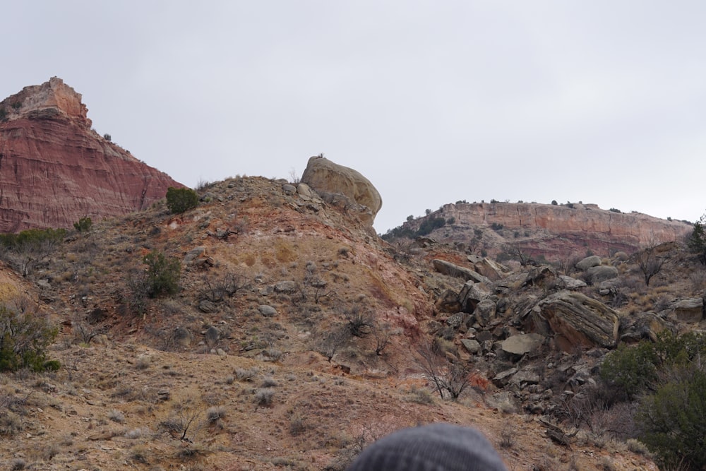 un paesaggio roccioso con una collina
