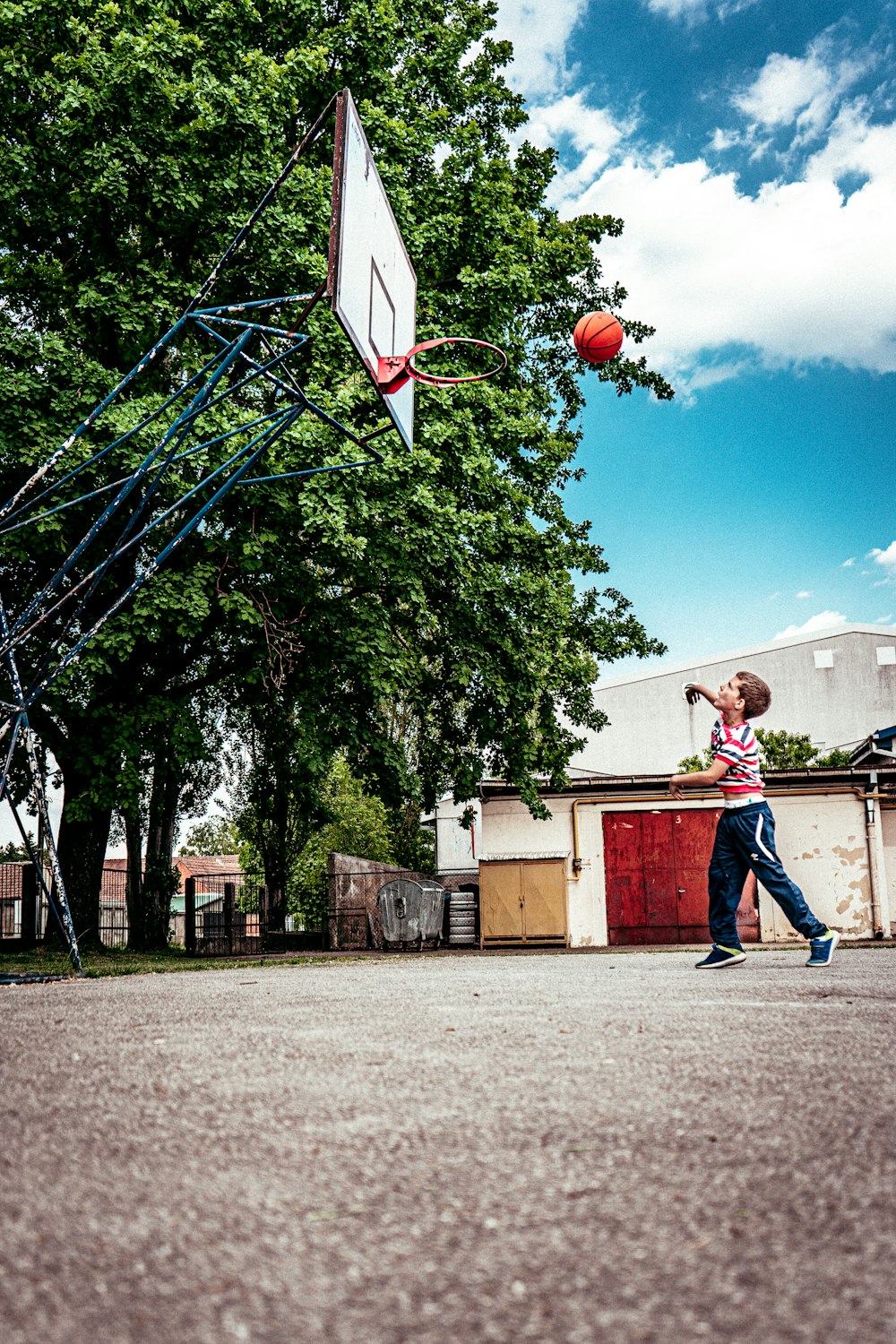 凧を飛ばす女の子