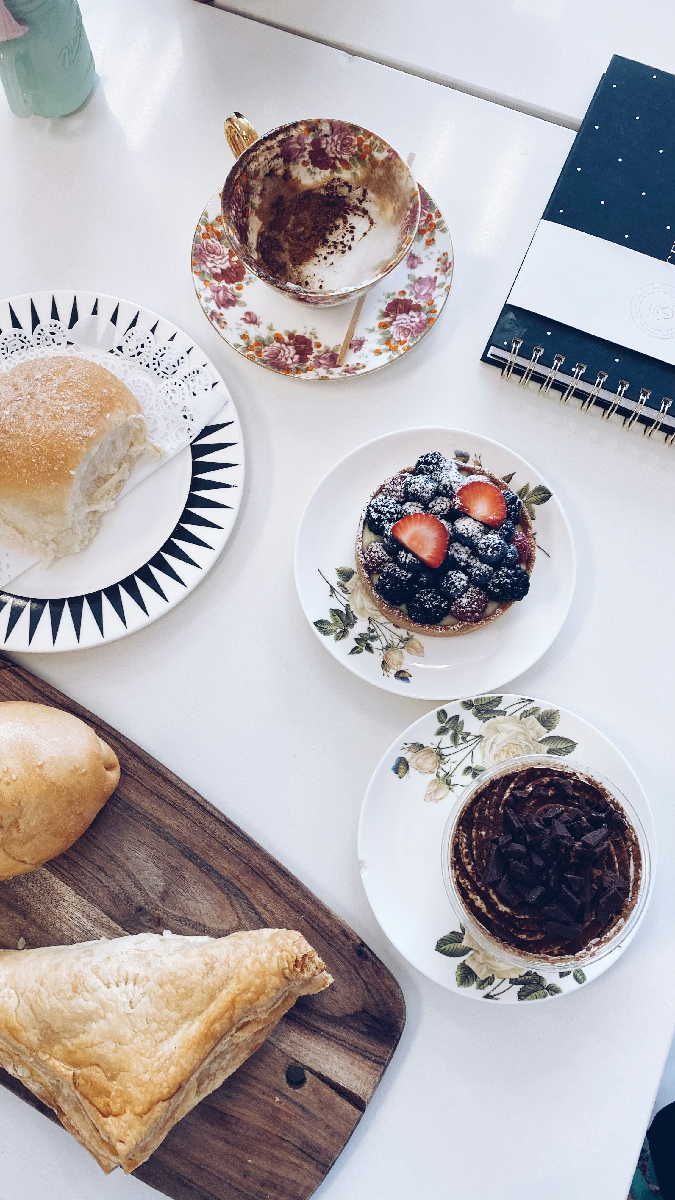 ein Tisch mit Tellern mit Speisen