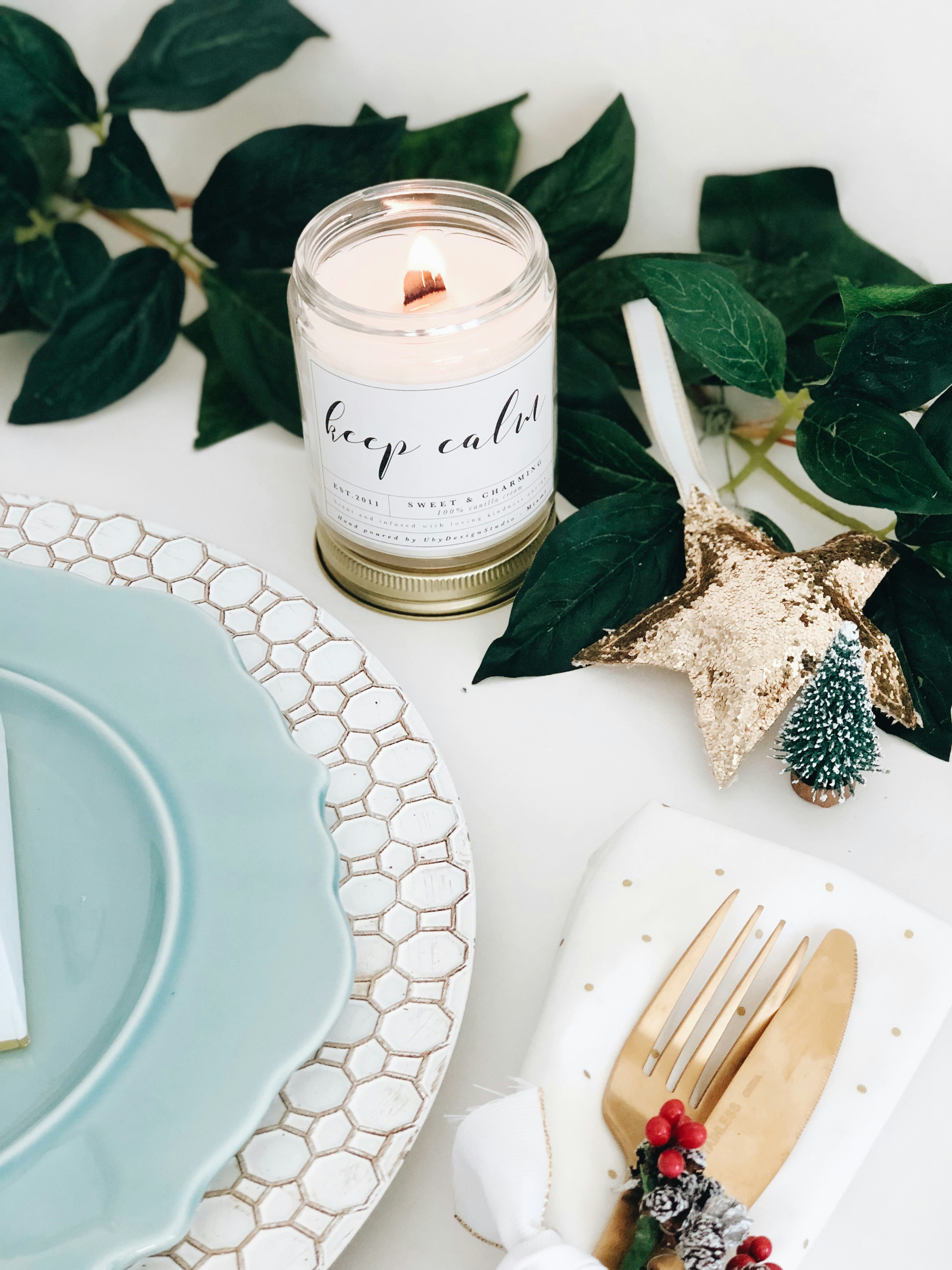 ein Tisch mit Tellern und einem Getränk