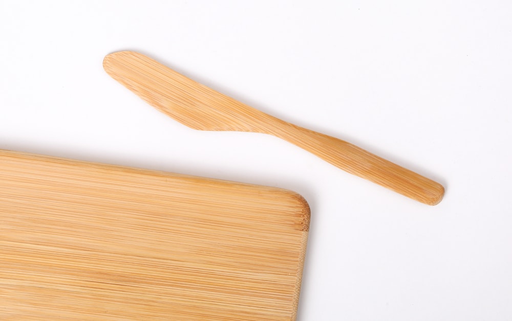 un cucchiaio di legno su uno sfondo bianco