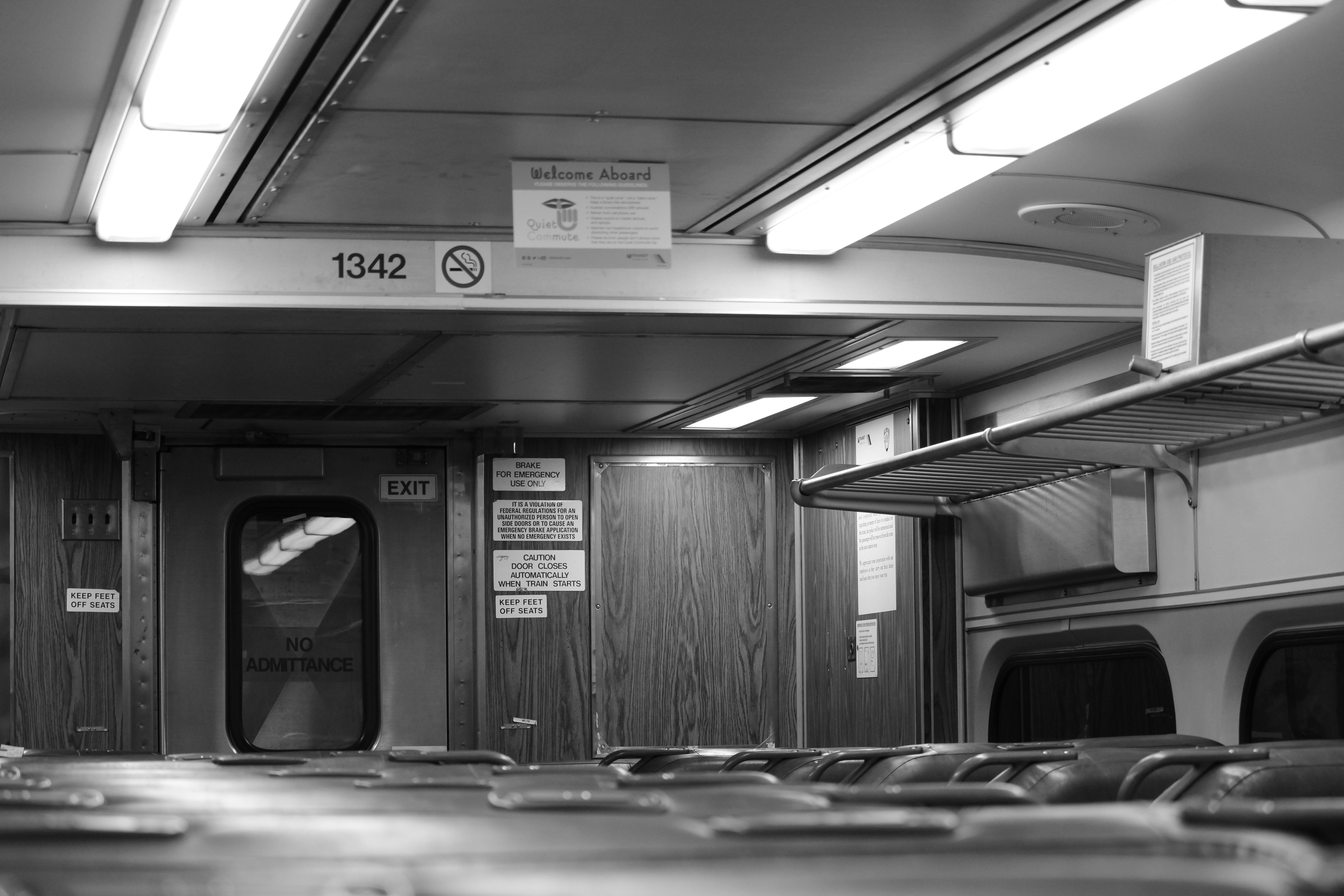 Un tren con puertas y señales