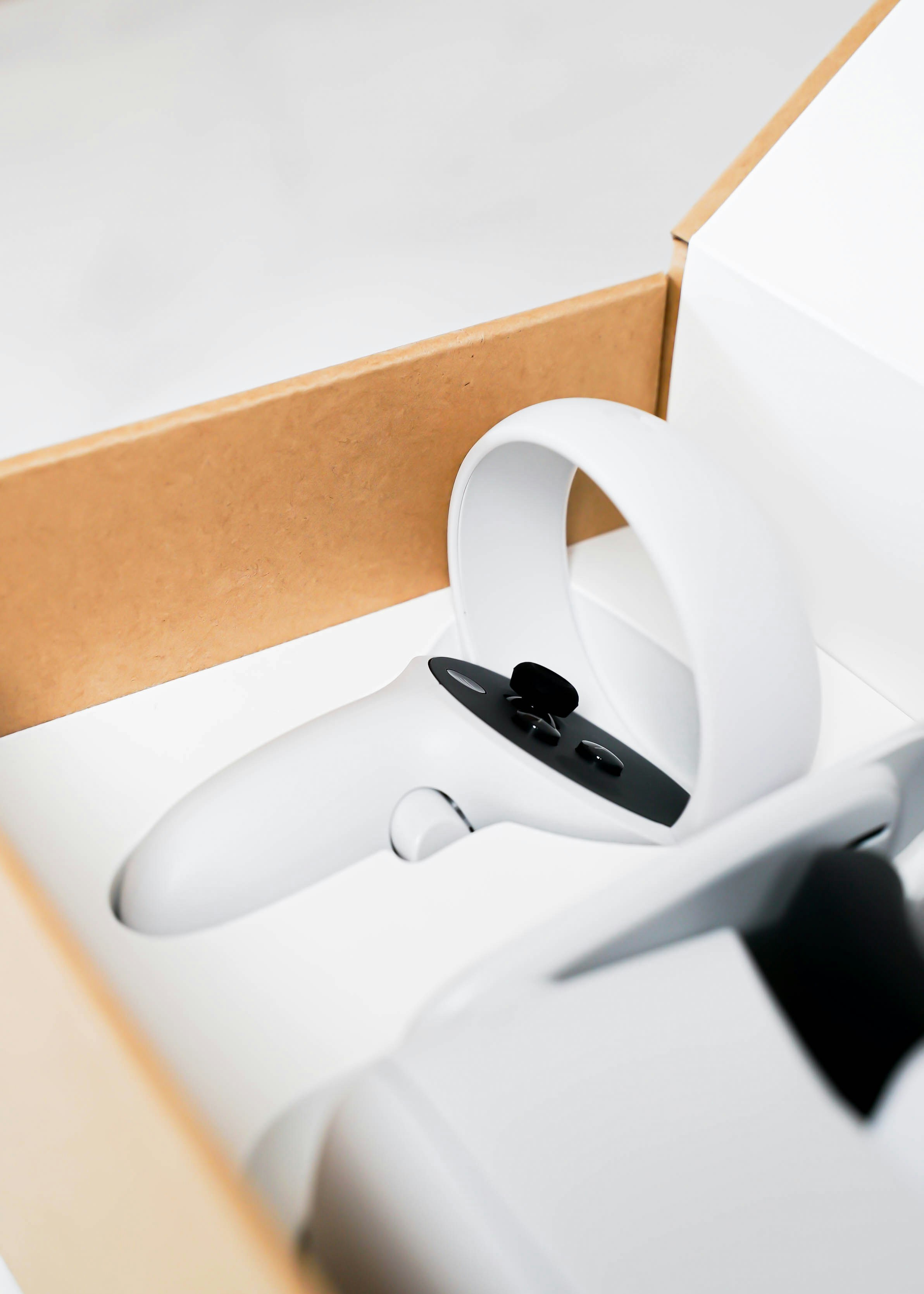 una cuffia bianca su una superficie bianca