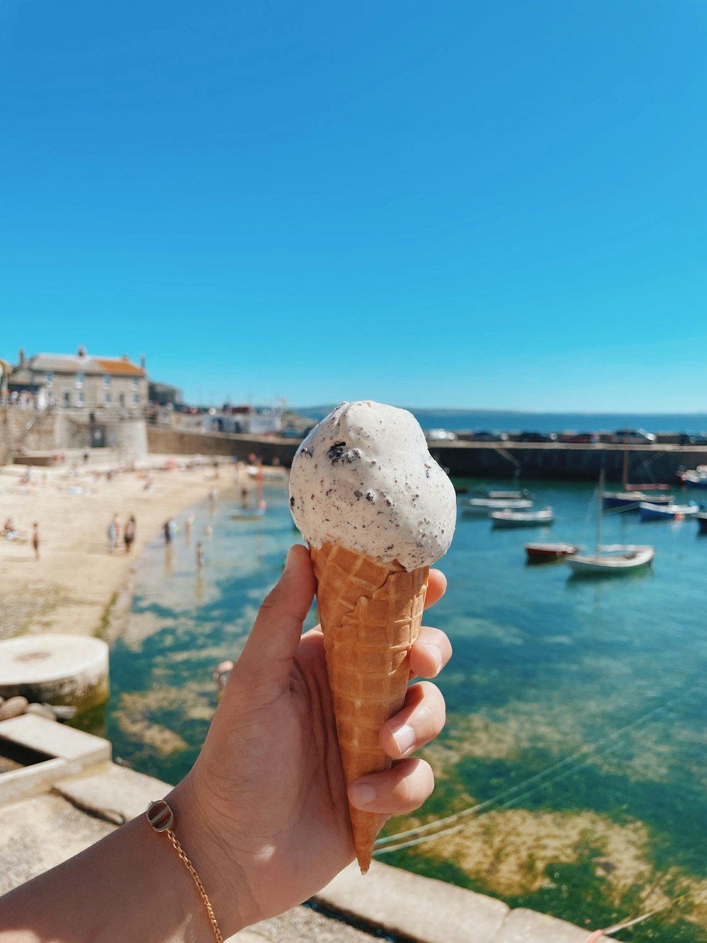 una mano sosteniendo un cono de helado