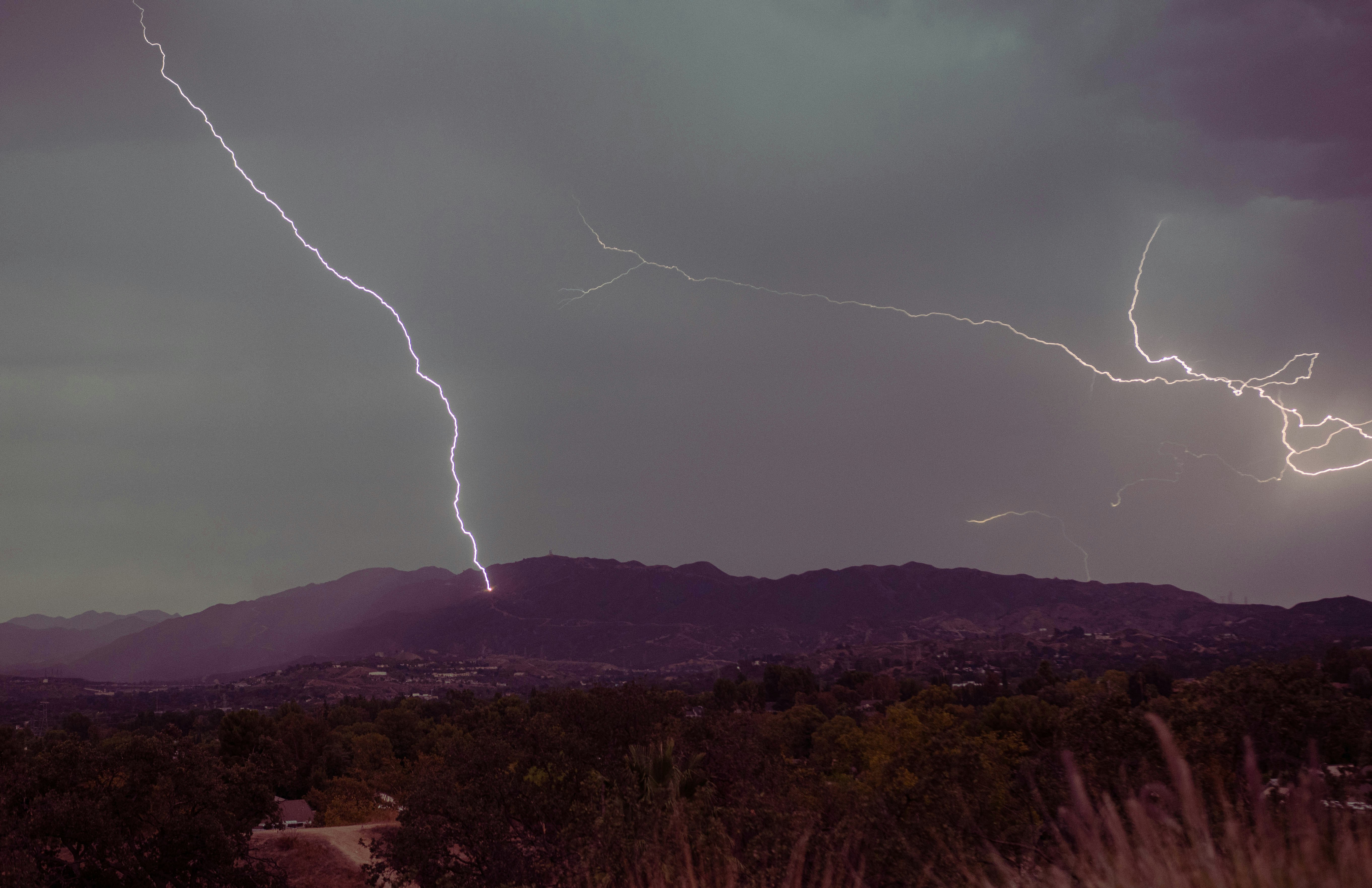 a group of lightning strikes in the sky