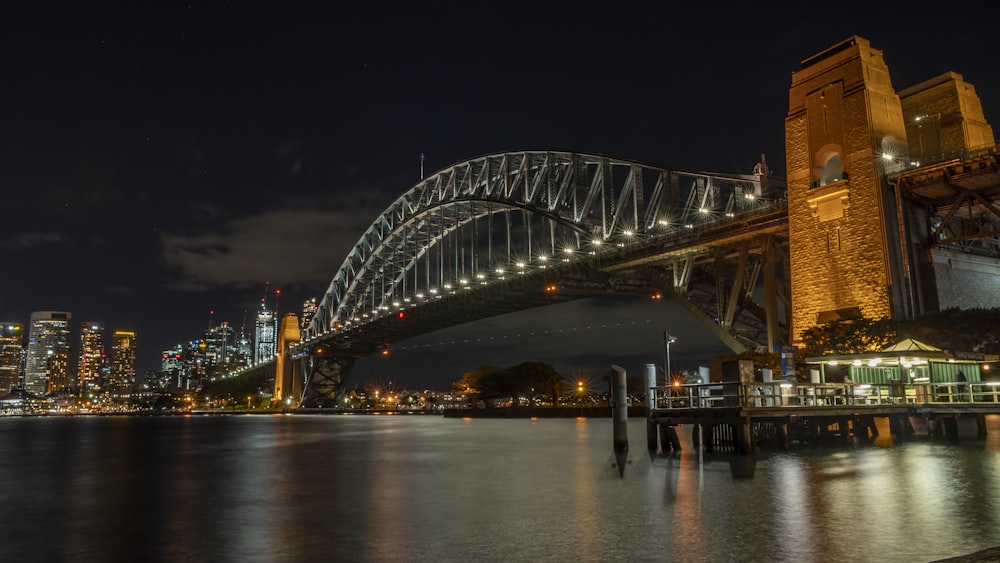 Sydney Harbour Bridge sobre el agua con una ciudad al fondo