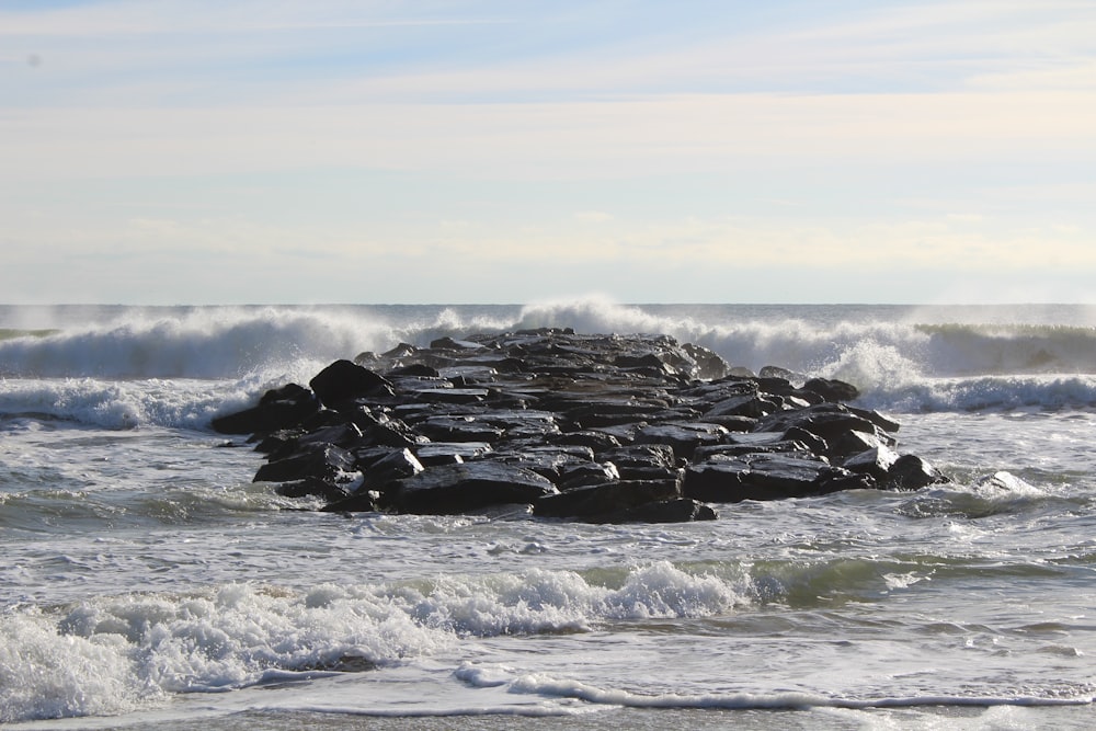 olas rompiendo en las rocas