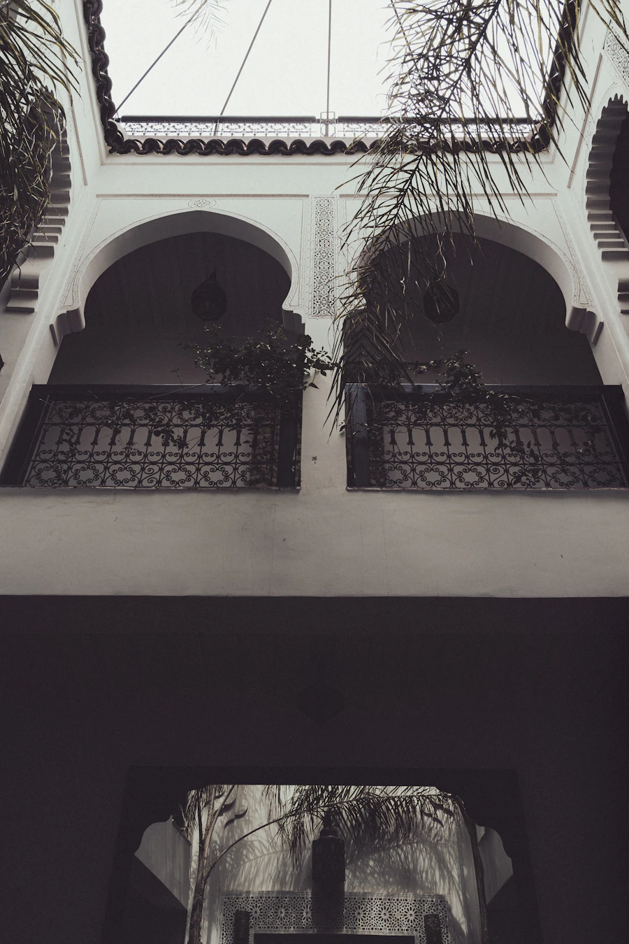 Architecture aux arches sous un ciel pur, ambiance jardin marocain
