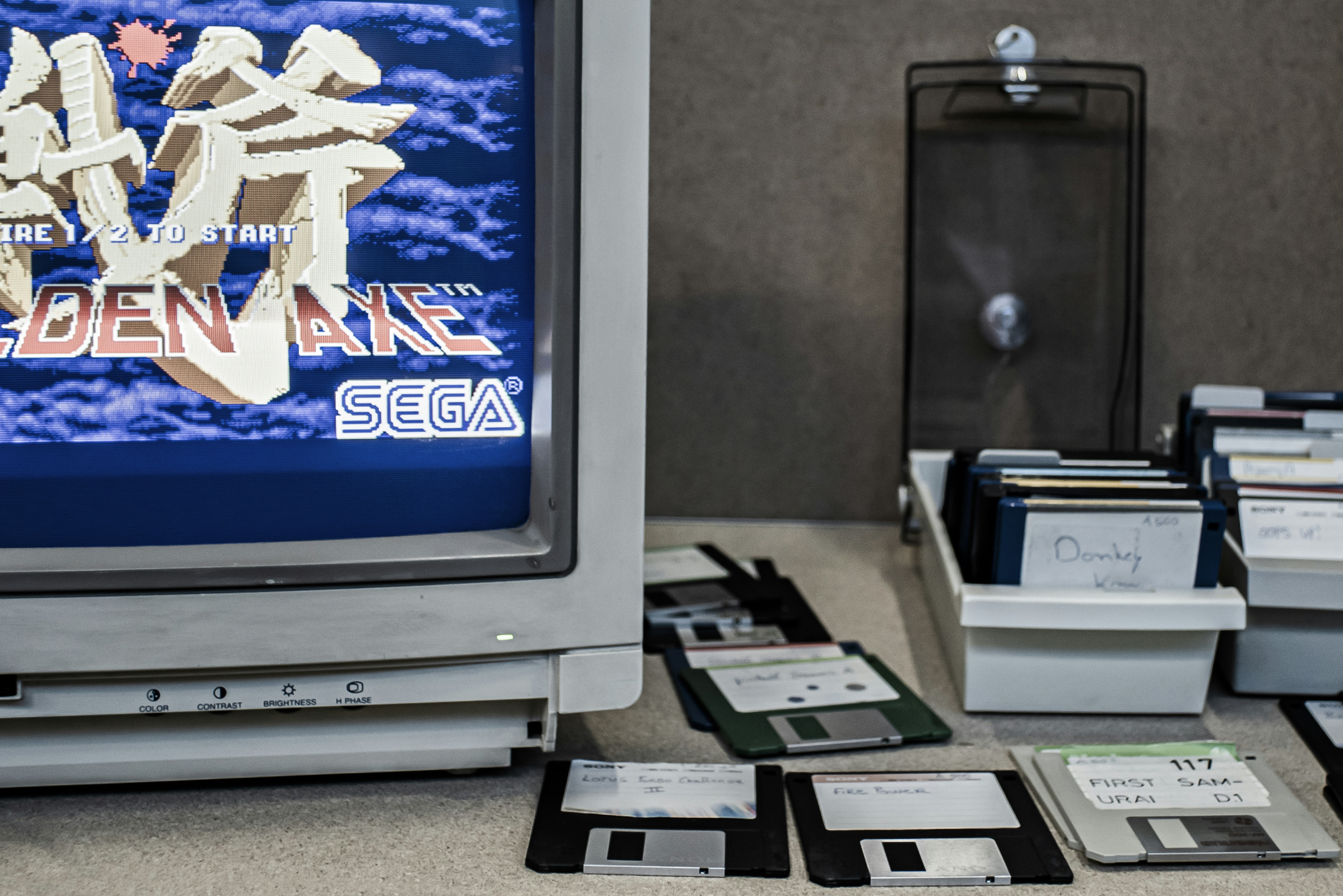 テレビと数々のフロッピーディスク（FD）