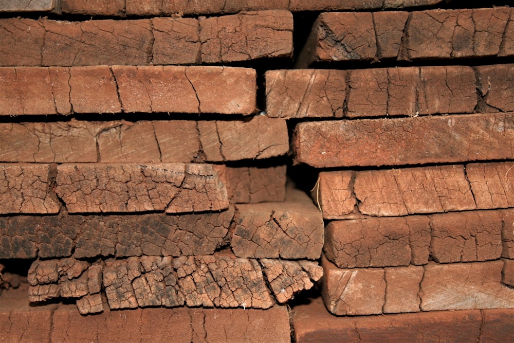 una pared de ladrillo con un agujero