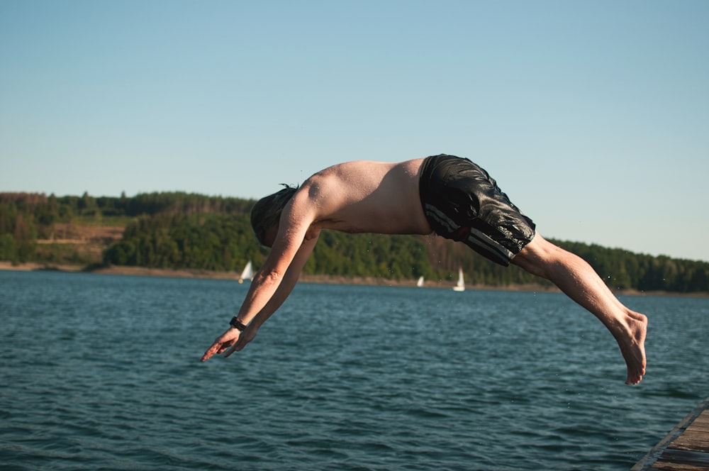 Un hombre saltando al agua