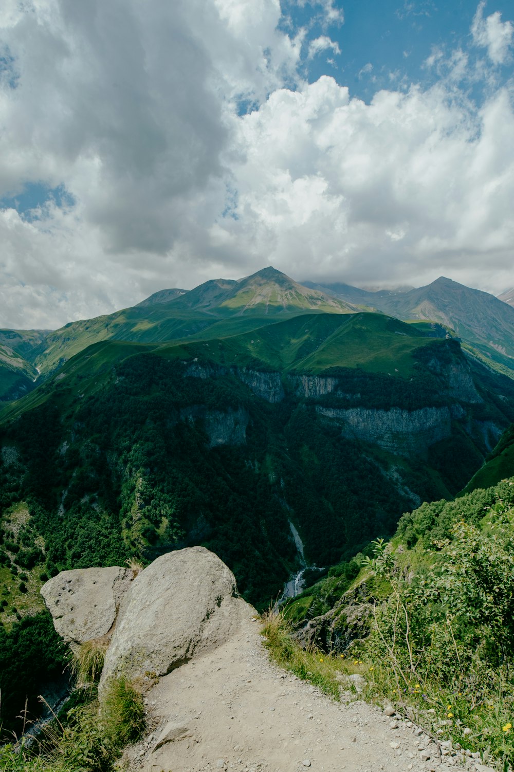 uma estrada de terra que leva a uma montanha