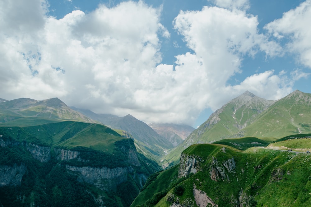 Una valle con montagne verdi