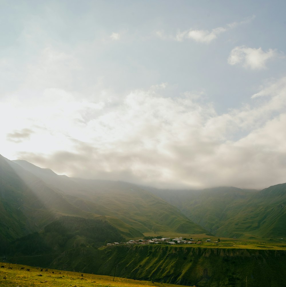 uma paisagem com colinas e árvores