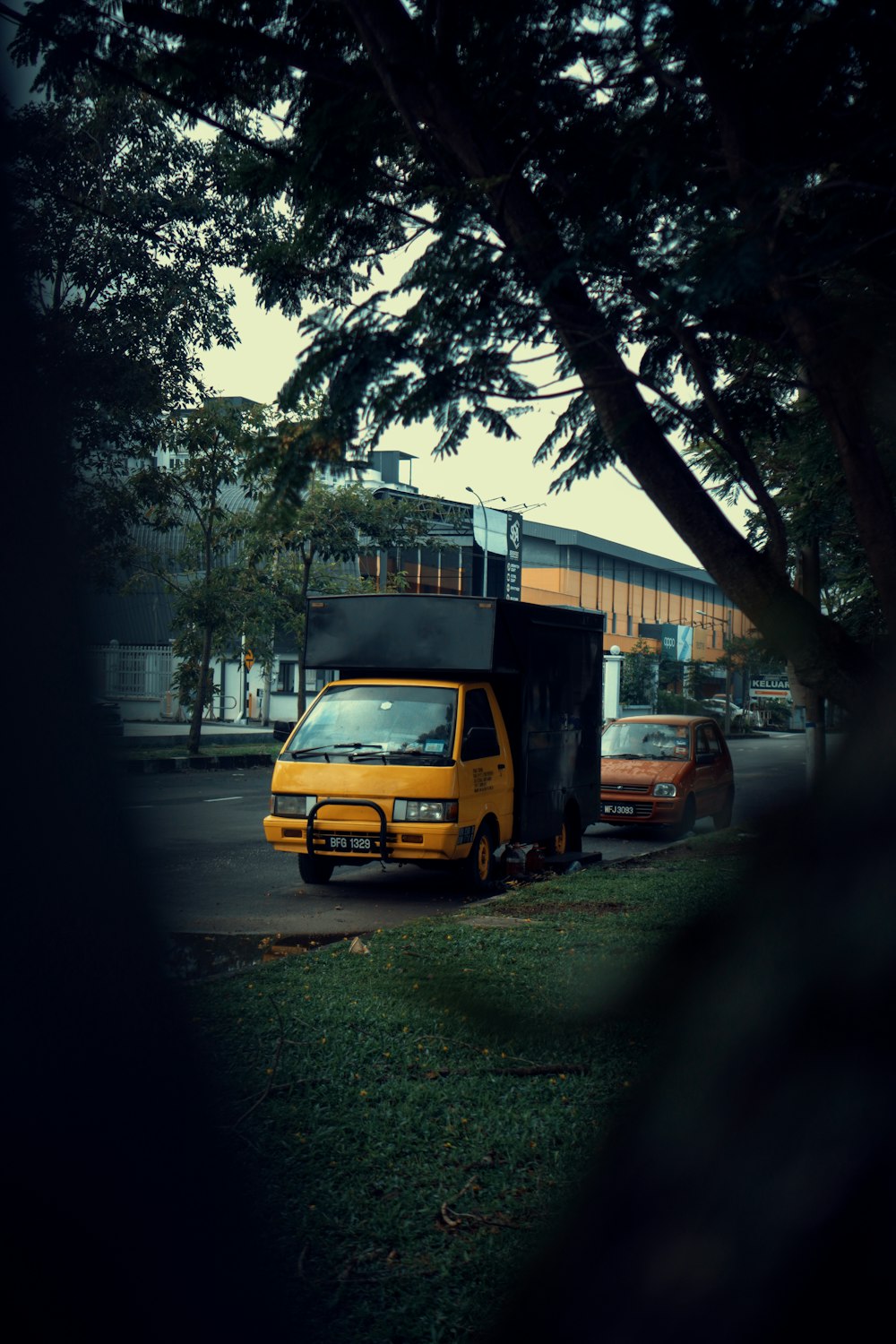 un'auto gialla parcheggiata sul ciglio di una strada