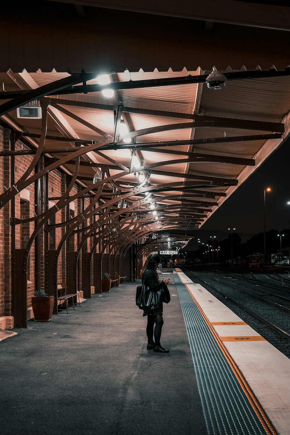 Una persona parada en una plataforma
