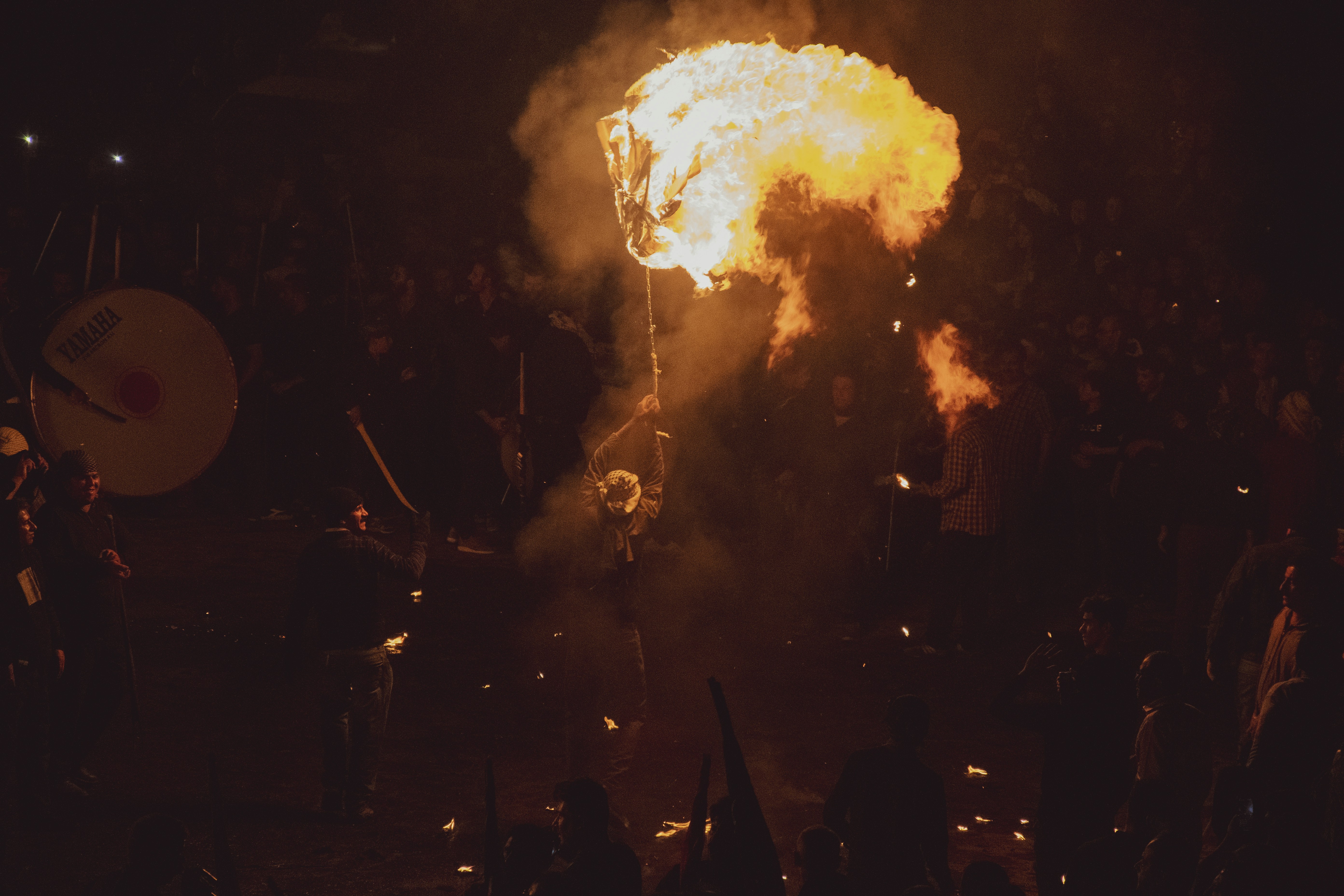 une foule de gens regardant un feu