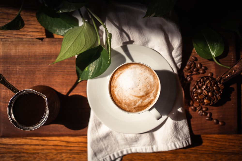 une tasse de café sur une table