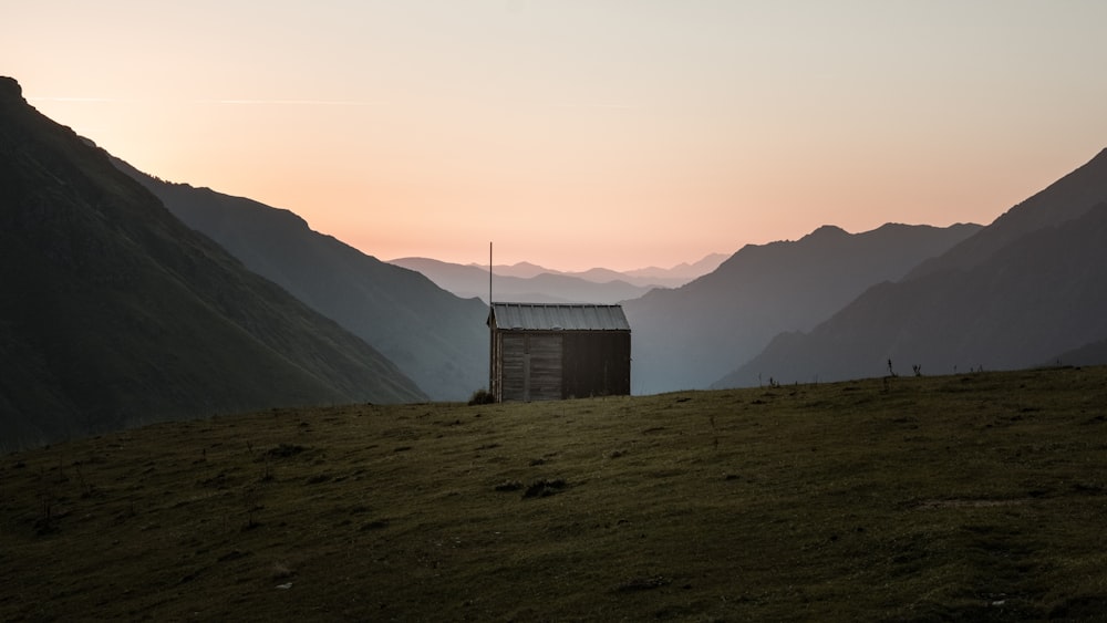 a small building in a grassy field