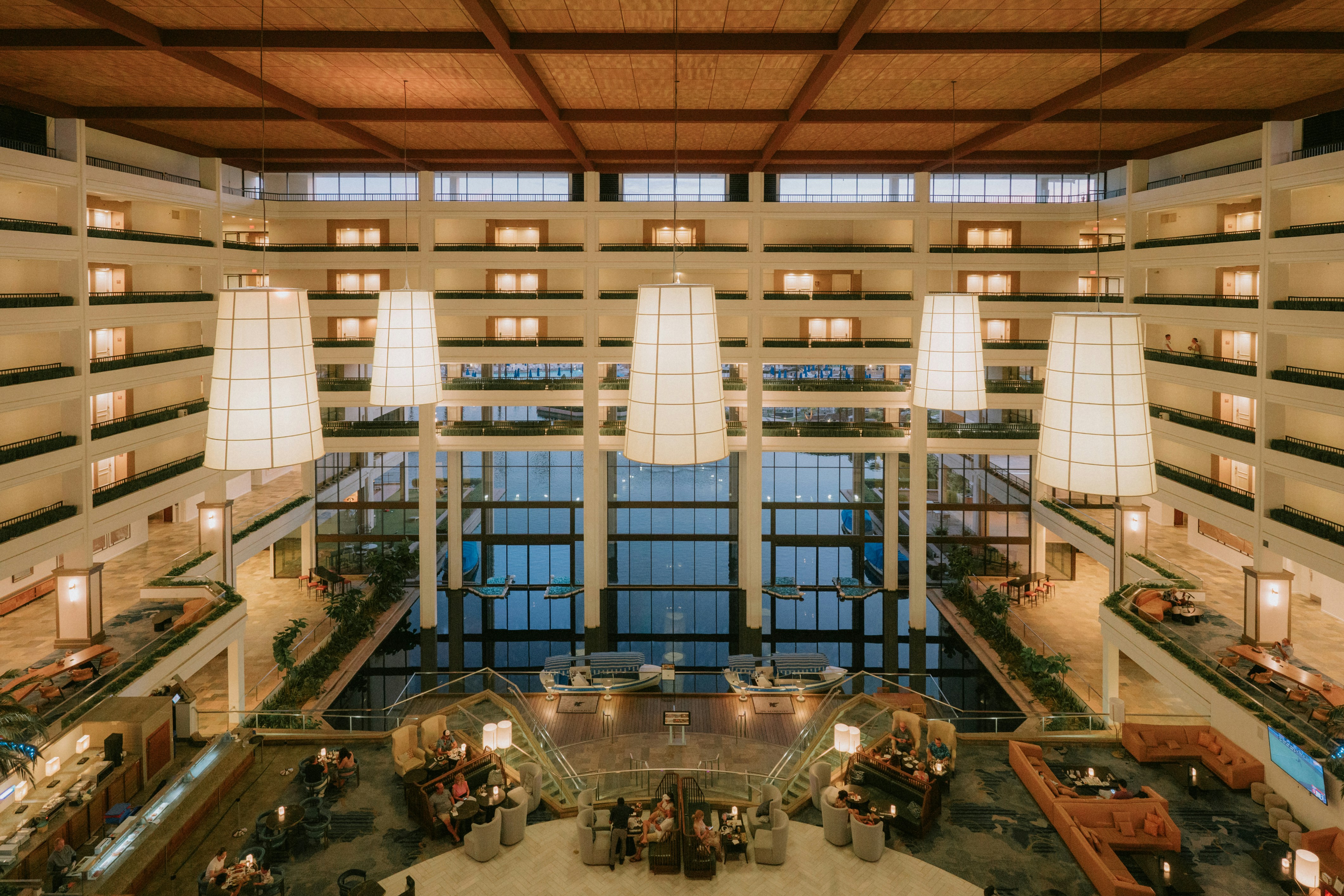 Ein Raum mit vielen Regalen und Büchern